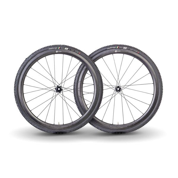 Lún GRAPID 700 gravel wheelset with black rims and spokes, featuring "Lún" branding and Challenge tires.