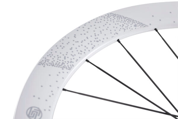Lún HYPER LIGHT carbon bicycle wheel with white speckled gradient rim and black spokes.