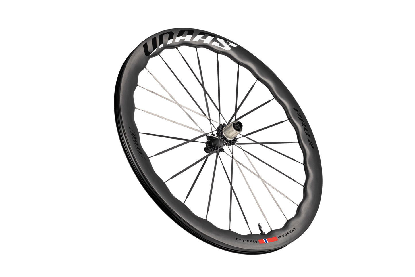 UNAAS Pro2 carbon bike wheel, wave rim, white UNAAS logo, black spokes, silver hub, Norwegian flag. Product showcase.