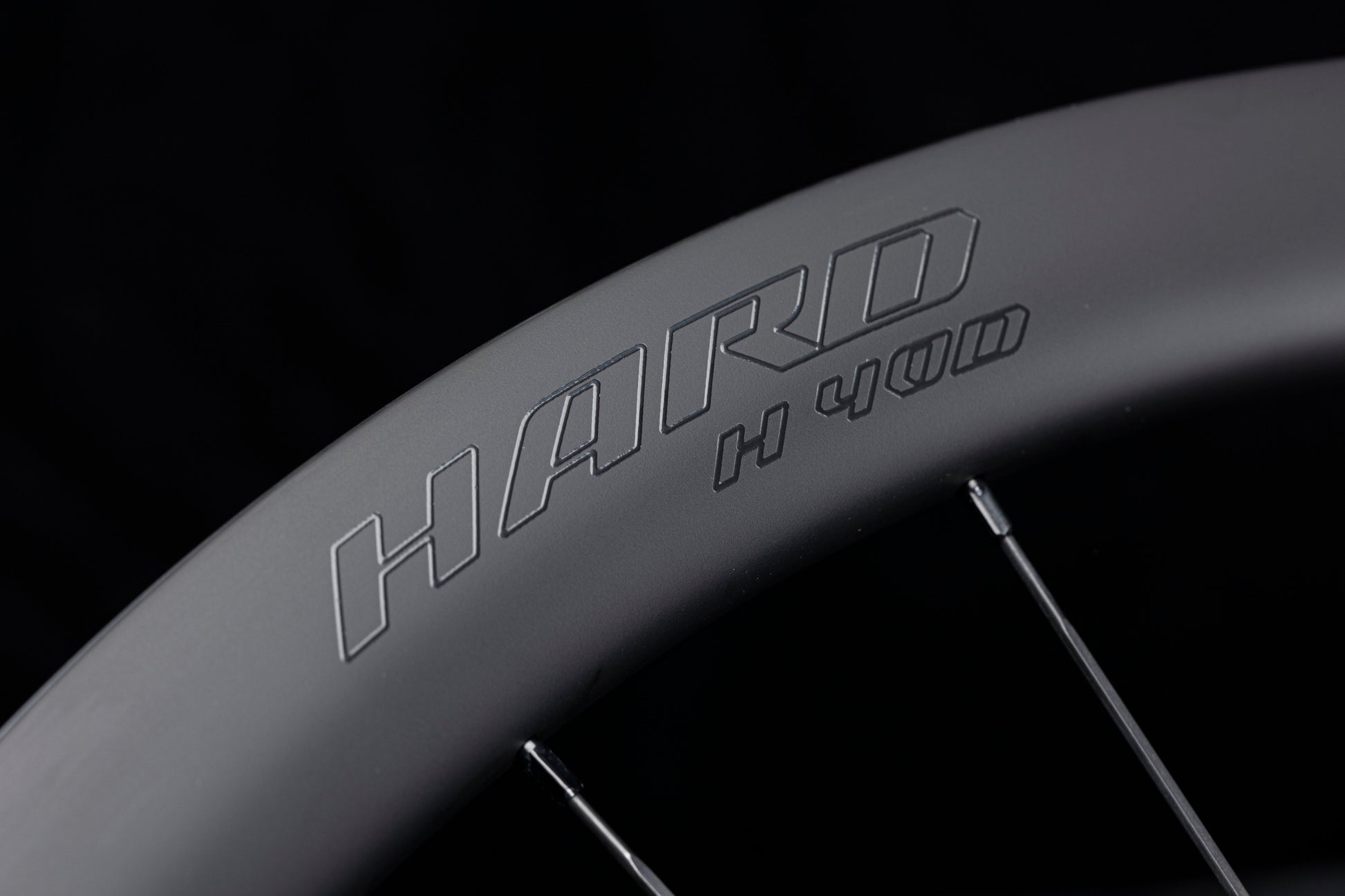 Matte black UNAAS HARD H50D carbon wheelset rim, 50mm deep, disc brake design.