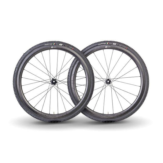 Lún GRAPID 700 gravel wheelset with black rims and spokes, featuring "Lún" branding and Challenge tires.